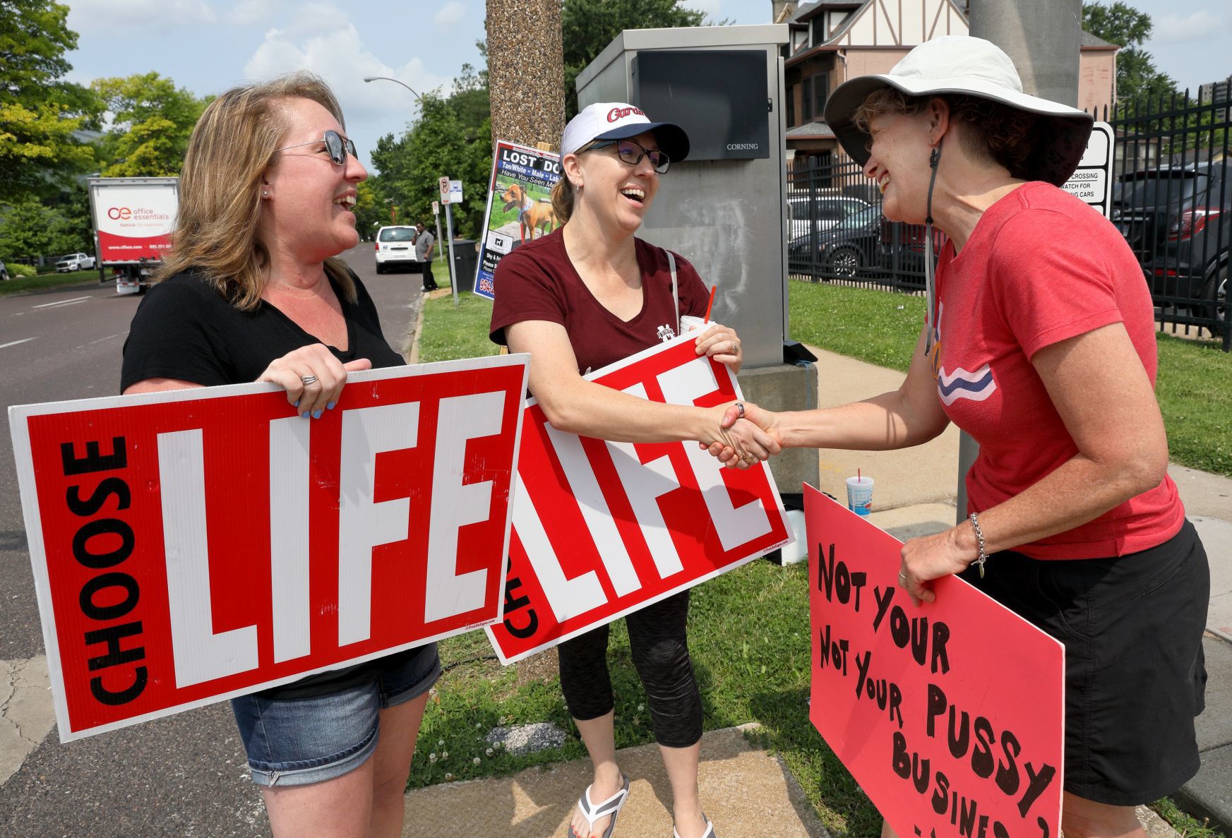 2019 - Anti-abortion and abortion rights activists protest at clinic